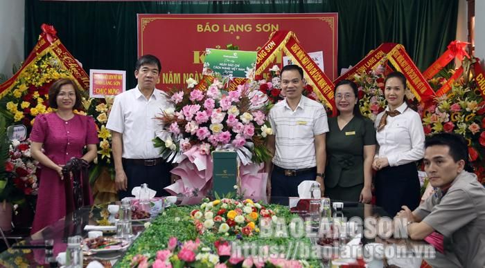 Ngân hàng Ngoại thương Việt Nam chi nhánh tỉnh (Vietcombank) tặng hoa chúc mừng