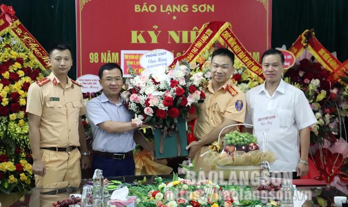 Đại diện Phòng Cảnh sát Giao thông Công an tỉnh tặng hoa, chúc mừng Báo Lạng Sơn