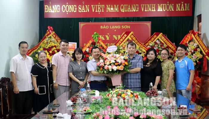 “Lãnh đạo Bệnh viện Phục hồi chức năng tỉnh tặng hoa, chúc mừng Báo Lạng Sơn