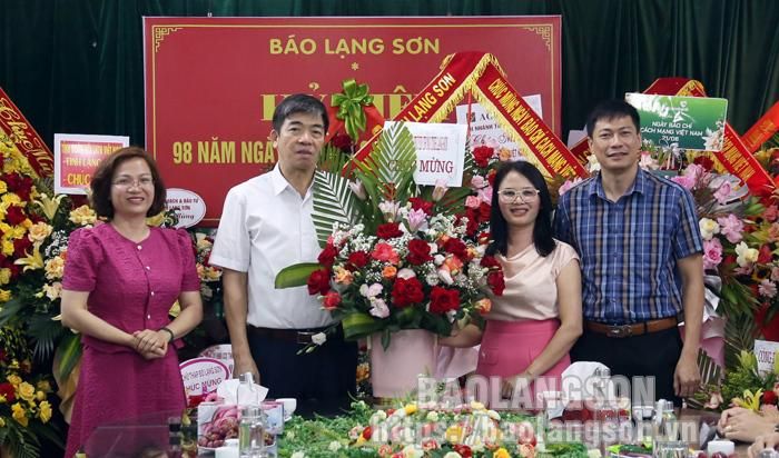 Lãnh đạo Sở Thông tin và Truyền thông tặng hoa chúc mừng Báo Lạng Sơn