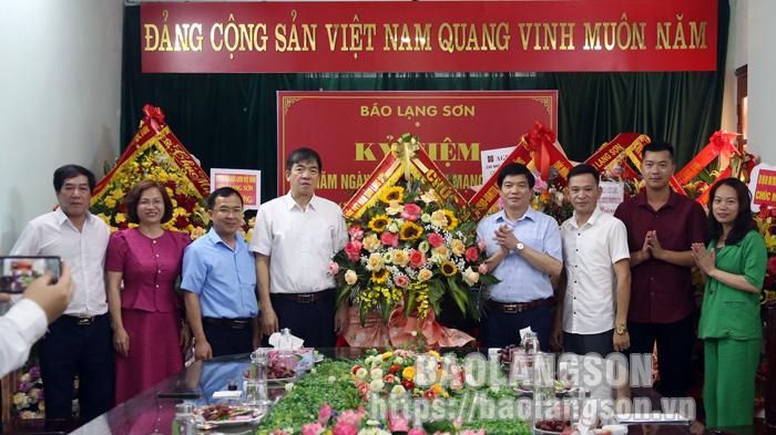 Đồng chí Nông Lương Chấn, Ủy viên Ban Thường vụ Tỉnh ủy, Chủ tịch Ủy ban MTTQ tỉnh và các cán bộ, chuyên viên Ủy ban MTTQ tỉnh tặng hoa chúc mừng Báo Lạng Sơn