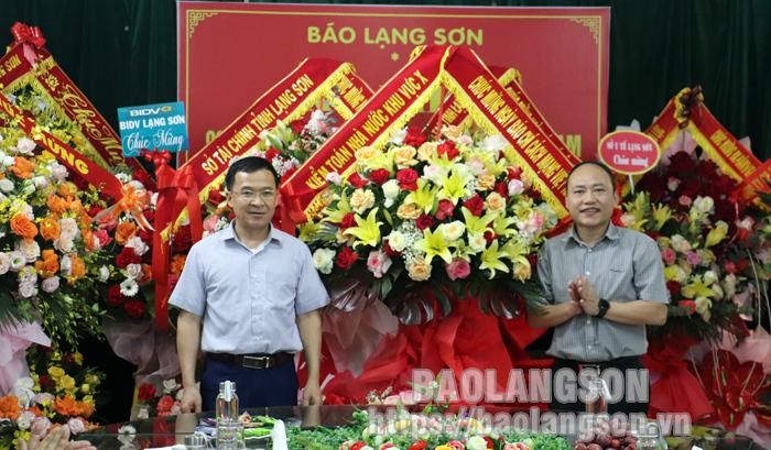 Đại diện Kiểm toán Nhà nước Khu vực X tặng hoa, chúc mừng Báo Lạng Sơn 