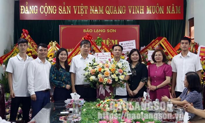 Tòa án Nhân dân thành phố Lạng Sơn chúc mừng Báo Lạng Sơn