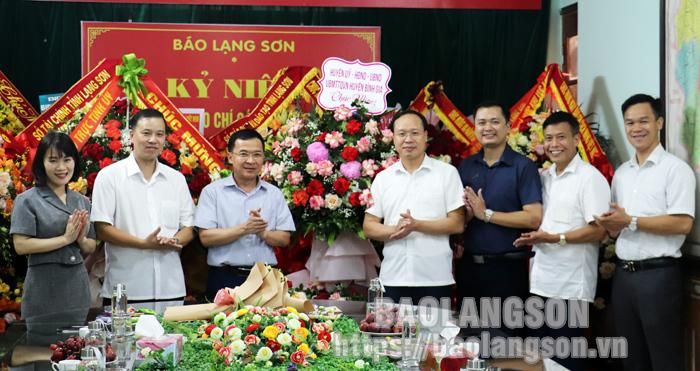 Đại diện lãnh đạo Huyện Ủy, HĐND, UBND, UBMTTQ huyện Bình Gia tặng hoa, chúc mừng Báo Lạng Sơn 
