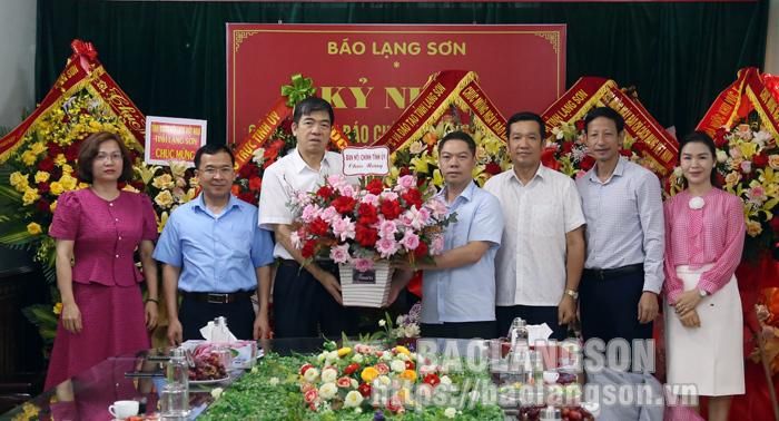 Đồng chí Đoàn Thanh Sơn, Ủy viên Ban Thường vụ Tỉnh ủy, Trưởng Ban Nội chính Tỉnh ủy và đoàn công tác tặng hoa chúc mừng