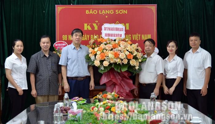 Công ty Cổ phần sản xuất và Thương mại Lạng Sơn chúc mừng Báo Lạng Sơn