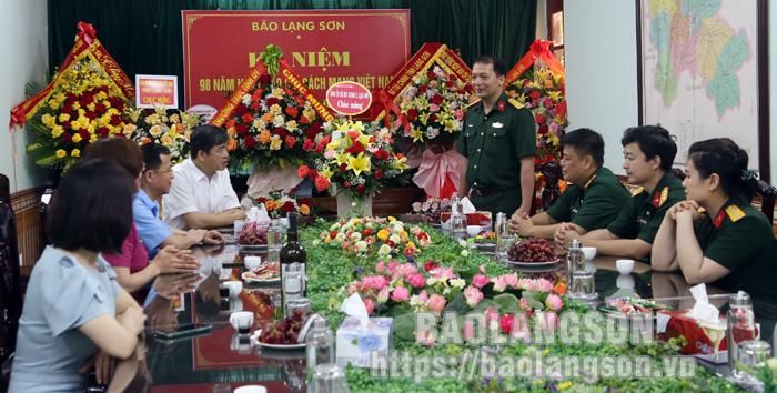 Lãnh đạo Bộ Chỉ huy Quân sự tỉnh phát biểu chúc mừng Báo Lạng Sơn