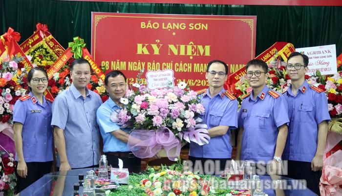 Lãnh đạo Viện Kiểm sát Nhân dân tỉnh tặng hoa chúc mừng ngày báo chí cách mạng 21/6