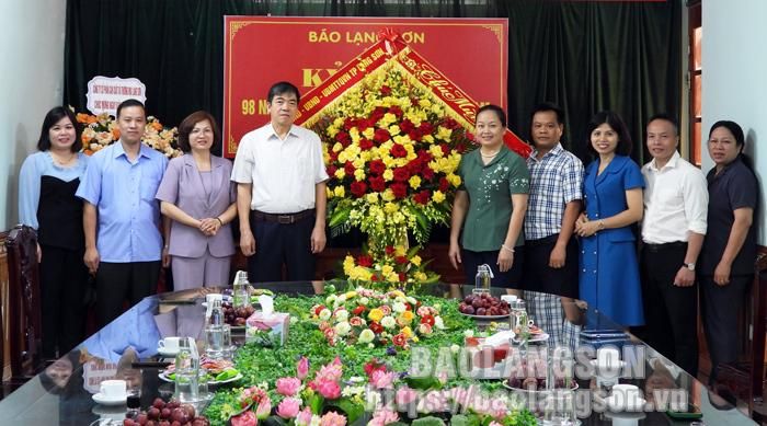 Đoàn đại biểu Thành ủy, HĐND, UBND, Ủy ban mặt trận tổ quốc thành phố Lạng Sơn chúc mừng ngày báo chí cách mạng Việt Nam 21/6 tại Báo Lạng Sơn.