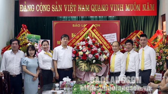 Bưu điện tỉnh tặng hoa chúc mừng
