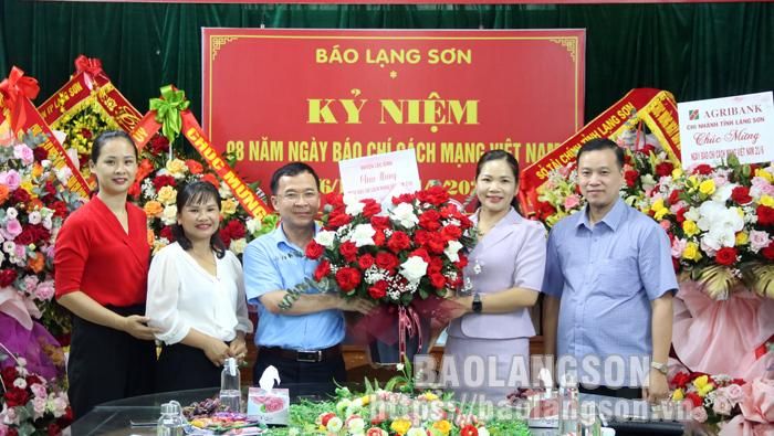 Lãnh đạo Huyện ủy – HĐND – UBND – UBMTTQ huyện Lộc Bình tặng hoa chúc mừng ngày báo chí cách mạng 21/6