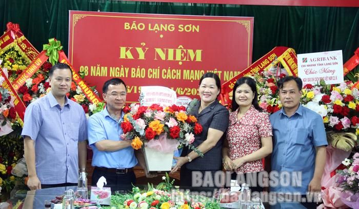 Lãnh đạo Huyện ủy – HĐND – UBND – UBMTTQ huyện Đình Lập chúc mừng ngày báo chí cách mạng 21/6