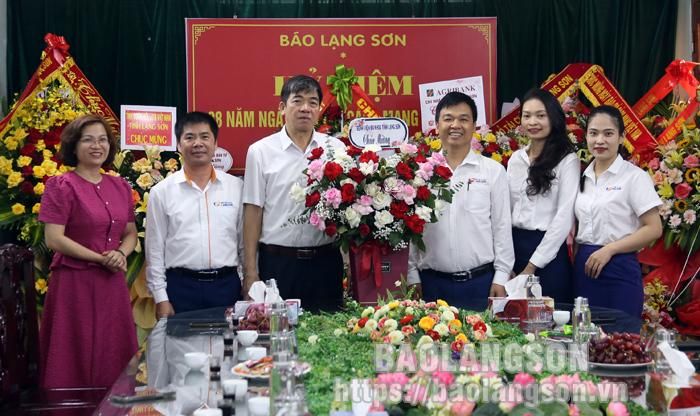 Bệnh viện Đa khoa tỉnh tặng hoa chúc mừng Báo Lạng Sơn
