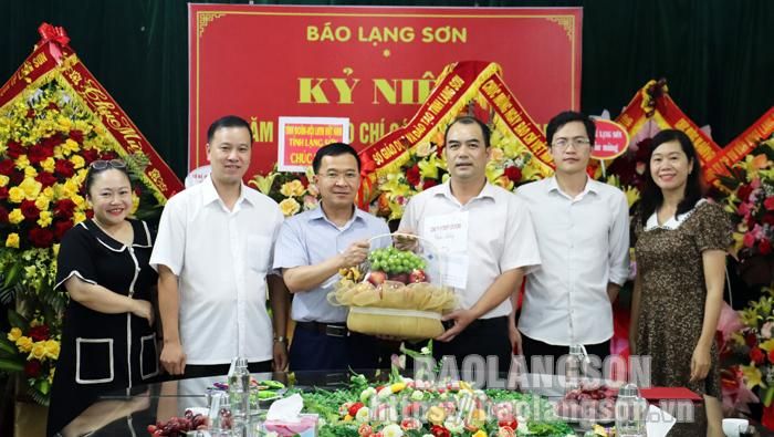 Đại diện Công ty Cổ phần Tư vấn đầu tư phát triển Cửa Đông chúc mừng Báo Lạng Sơn 