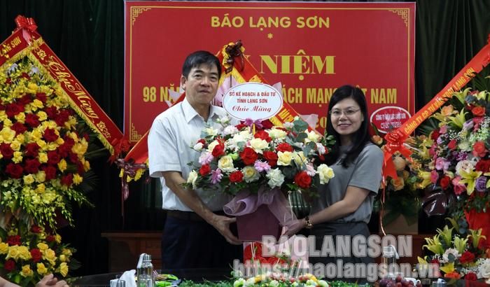 Đại diện Sở Kế hoạch và Đầu tư chúc mừng ngày báo chí cách mạng Việt Nam 21/6 tại Báo Lạng Sơn