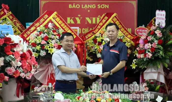 Đại diện Công ty Cổ phần Thương mại kỹ thuật Thành Danh chúc mừng Báo Lạng Sơn 