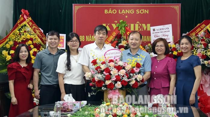 Hội Chữ thập đỏ tỉnh tặng hoa chúc mừng