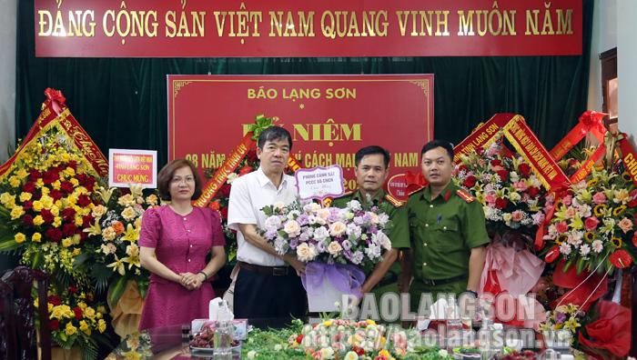 Phòng Cảnh sát phòng cháy, chữa cháy và cứu nạn cứu hộ, Công an tỉnh tặng hoa chúc mừng