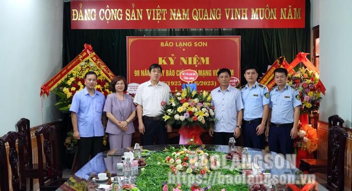 Sở Y tế và Cục Quản lý thị trường chúc mừng