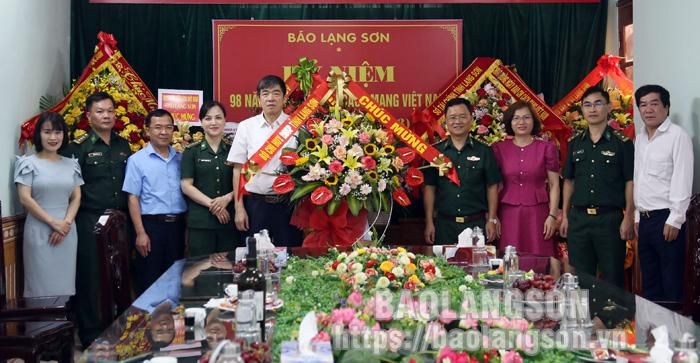 Đoàn đại biểu Bộ Chỉ huy bộ đội Biên phòng tỉnh chúc mừng Báo Lạng Sơn