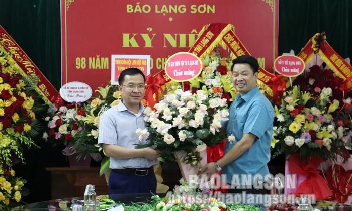 Lãnh đạo Sở Giao thông Vận tải tỉnh tặng hoa, chúc mừng Báo Lạng Sơn 