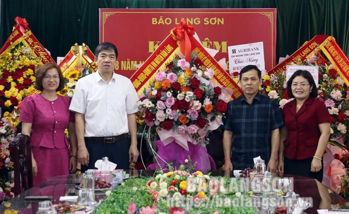 Lãnh đạo Huyện ủy, UBND huyện Văn Lãng chúc mừng Báo Lạng Sơn