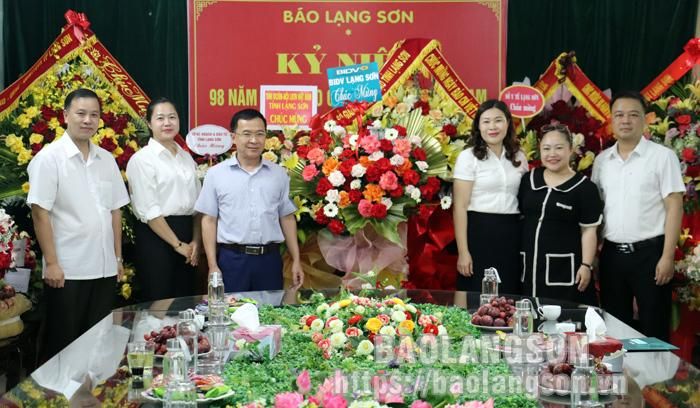 Đại diện Ngân hàng BIDV Lạng Sơn tặng hoa, chúc mừng Báo Lạng Sơn 