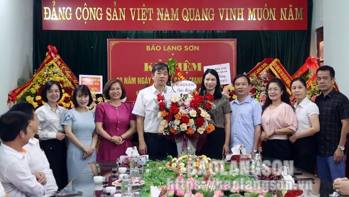 Đảng ủy Khối các cơ quan tỉnh chúc mừng Báo Lạng Sơn