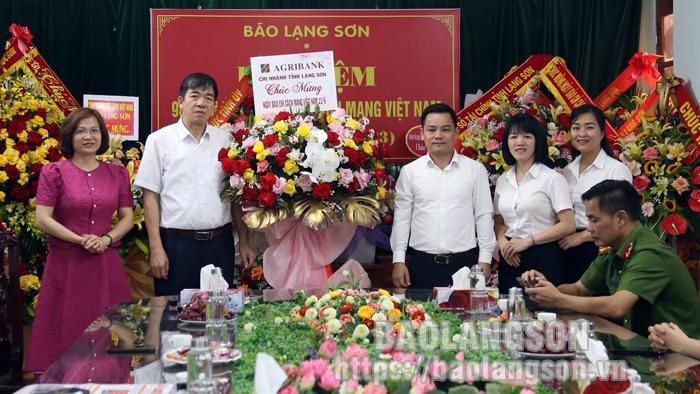 Ngân hàng Nông nghiệp và phát triển nông thôn Việt Nam chi nhánh tỉnh (Agribank) tặng hoa chúc mừng