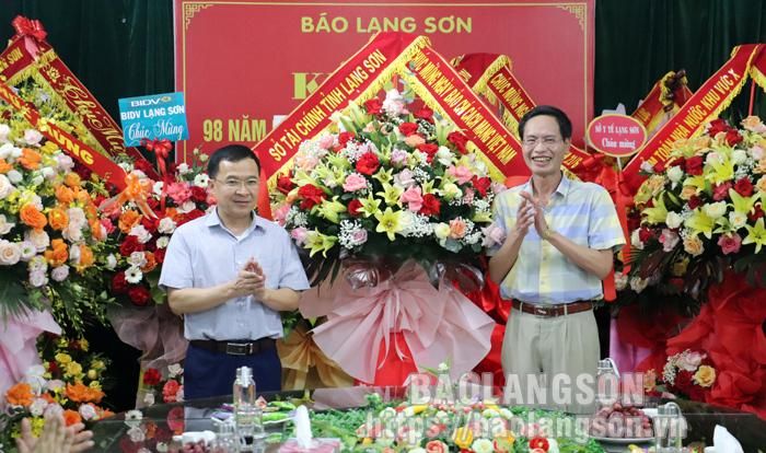 Lãnh đạo Sở Tài chính tỉnh tặng hoa, chúc mừng Báo Lạng Sơn 
