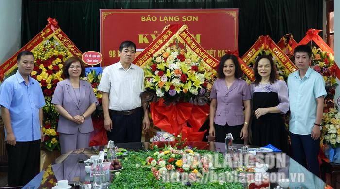 Sở Giáo dục và Đào tạo chúc mừng