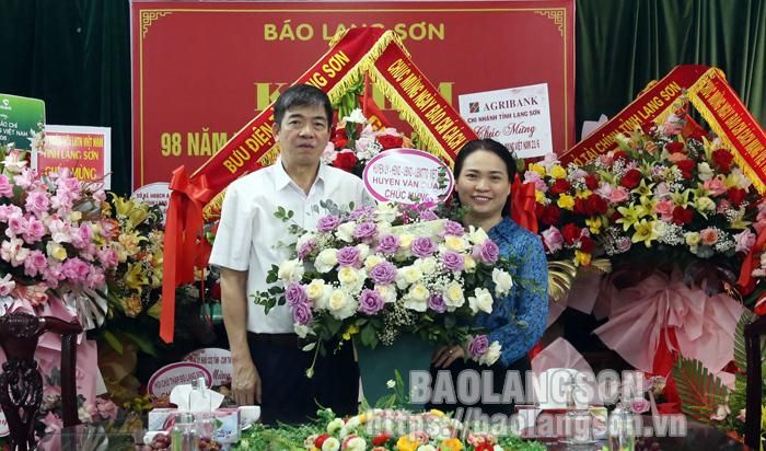 Lãnh đạo UBND huyện Văn Quan chúc mừng Báo Lạng Sơn