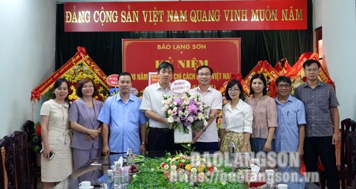 Văn phòng Đoàn Đại biểu Quốc hội và HĐND tỉnh chúc mừng Báo Lạng Sơn nhân kỷ niệm 98 năm ngày Báo chí cách mạng Việt Nam