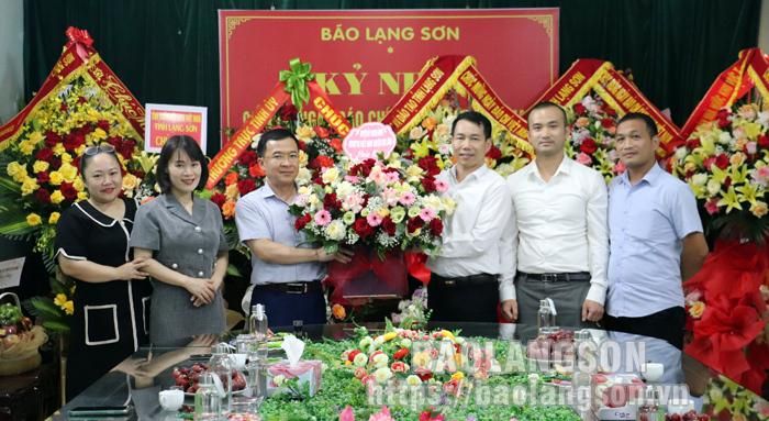 Đại diện lãnh đạo Huyện Ủy, HĐND, UBND, UBMTTQ huyện Chi Lăng tặng hoa, chúc mừng Báo Lạng Sơn