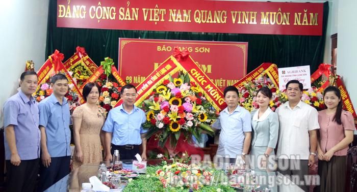 Lãnh đạo Ủy ban Kiểm tra Tỉnh ủy tặng hoa chúc mừng ngày báo chí cách mạng 21/6