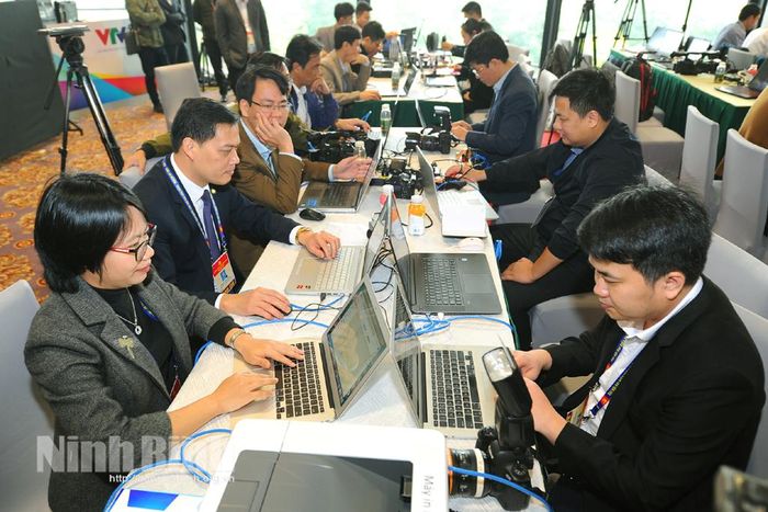 Phóng viên Báo Ninh Bình, Đài PTTH tỉnh tác nghiệp tại Đại hội XIII của Đảng.