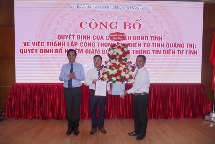 Phó Chủ tịch UBND tỉnh Hoàng Nam trao các quyết định của Chủ tịch UBND tỉnh cho lãnh đạo Cổng TTĐT tỉnh- Ảnh: NV