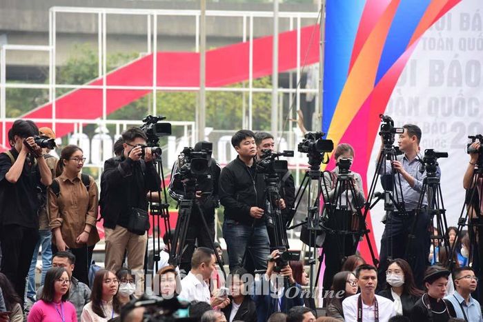 Phóng viên các cơ quan báo chí tác nghiệp tại Hội Báo toàn quốc năm 2023.