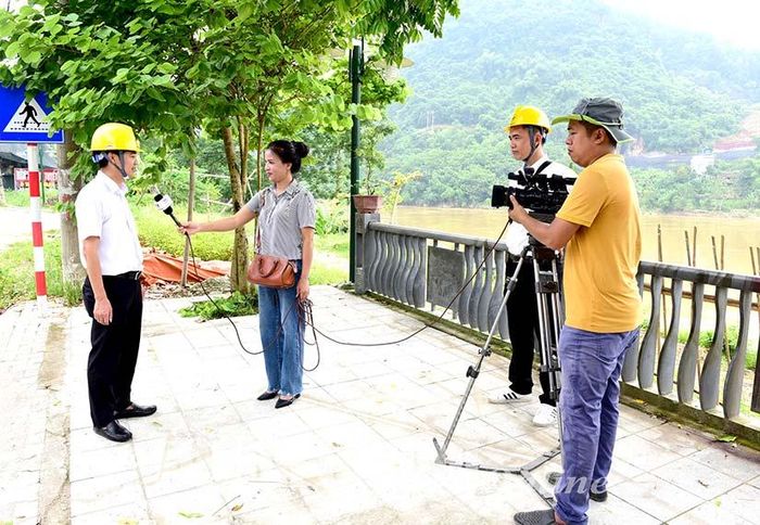 Phóng viên truyền hình tỉnh tác nghiệp tại cơ sở.