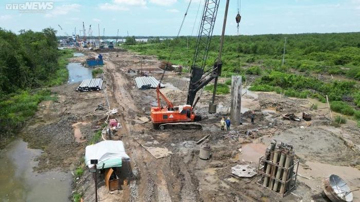 Cầu Nhơn Trạch là một trong những đoạn quan trọng nhất của đường Vành đai 3. Đây cũng là đoạn có tính chất kĩ thuật phức tạp nhất bởi nền đất yếu, dễ xảy ra sạt lở tại khu vực để thi công.