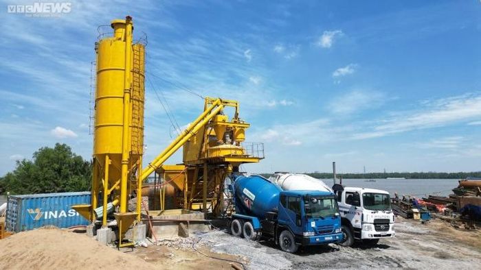 Những lúc mưa giông, gió giật lớn, công nhân phải tạm dừng thi công để đảm bảo công tác an toàn, cũng như chất lượng công trình.