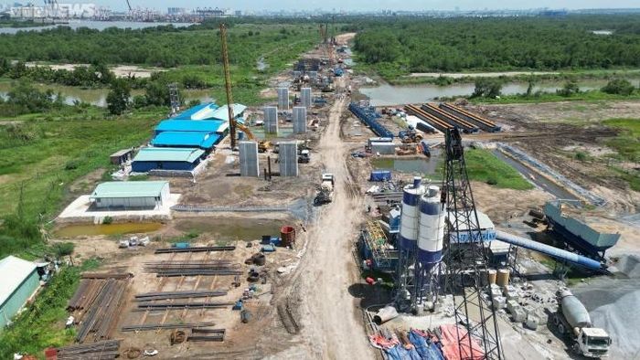 Đoạn này dài 8,7 km, có hai hạng mục chính gồm: cầu dài 2,6 km, rộng 19,5 m và đường dẫn ở hai đầu cầu tổng chiều dài hơn 5,6 km. Tổng mức đầu tư dự án 6.900 tỷ đồng, trong đó cầu là 1.800 tỷ đồng, hoàn thành sau 3 năm.