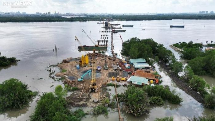 Ông Thi cho biết thêm, mùa mưa ảnh hưởng nhiều đến công tác thi công dự án, đặc biệt trong bối cảnh toàn bộ dự án phải thi công dưới nước, trên sông lớn.