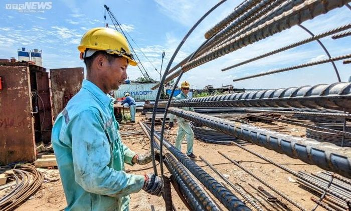 Cũng theo ông Thi, ngay sau khi dự án được khởi công, Ban quản lý đã chỉ đạo nhà thầu huy động đầy đủ nhân lực, vật liệu và thiết bị để triển khai thi công ồ ạt trên toàn bộ công trường (phần đã có mặt bằng).