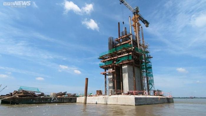 Công trường nằm biệt lập với khu dân cư, sông nước bao quanh. Do đó, việc đi lại, vận chuyển thiết bị và vật liệu phần lớn bằng đường thủy.