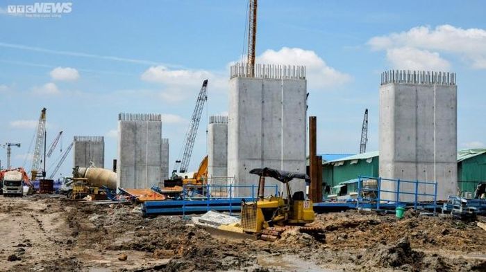 Cầu Nhơn Trạch có 39 trụ và 2 mố cầu, sau hơn 8 tháng thi công, tại phía TP.HCM nhiều thân trụ cầu đã thành hình.