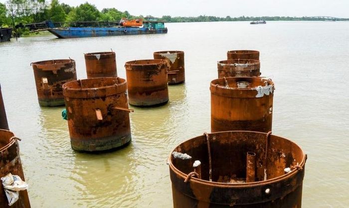 Các bệ cọc đường kính 2m được cắm sâu dưới lòng sông hơn 80m.