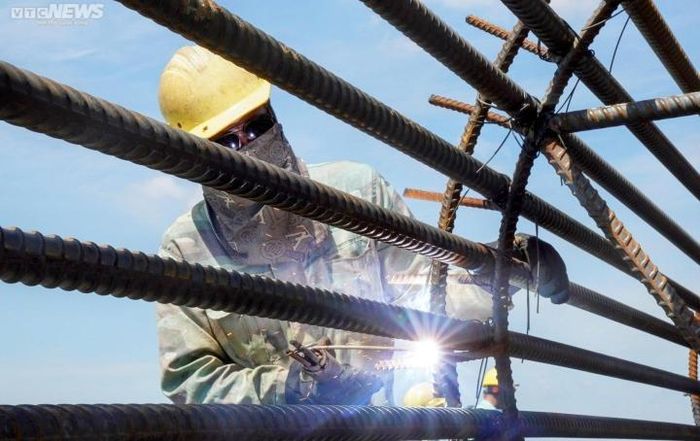 Dưới cái nắng như đổ lửa, các kĩ sư, công nhân trên công trường vẫn miệt mài làm việc để hoàn thành dự án đúng tiến độ. Công trường luôn duy trì hơn 230 nhân lực làm việc mỗi ngày.