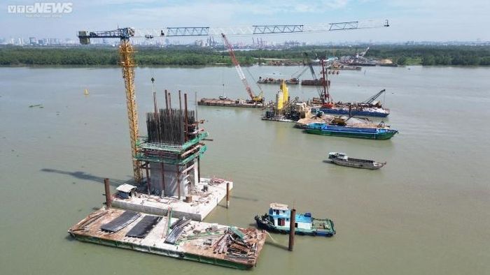 Gói CW2 - đường dẫn hai đầu cầu, dài hơn 5,6km đã ký kết hợp đồng với nhà thầu vào ngày 28/3 và bắt đầu triển khai thi công những đoạn tuyến đã có mặt bằng từ tháng 5/2023. Dự kiến toàn bộ công trình sẽ hoàn thành vào tháng 9/2025.