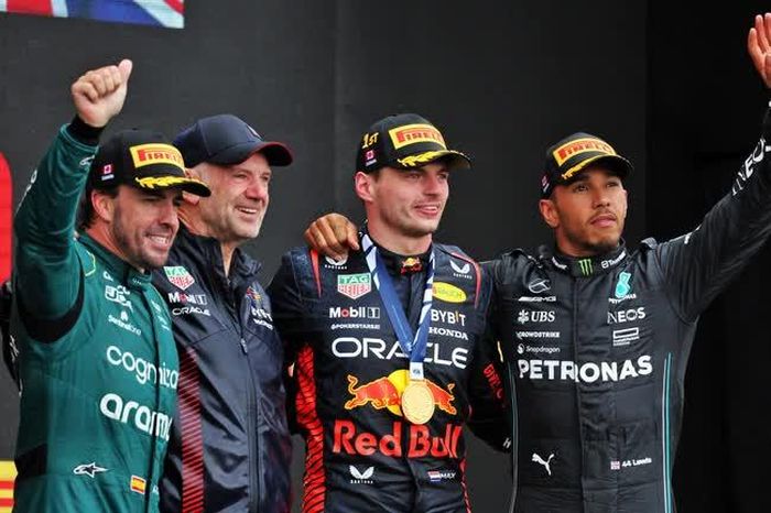 Max Verstappen đứng bên cạnh Adrian Newey, sếp của Red Bull, ở chặng Canadian Grand Prix